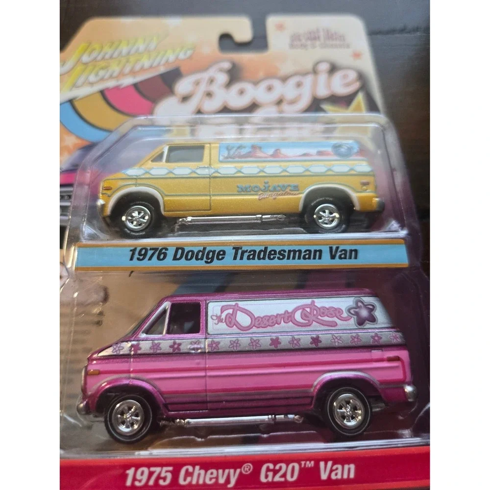 Johnny Lightning Boogie Vans 2-Pack 1976 Dodge Tradesman 1975 Chevy G20 Ver A